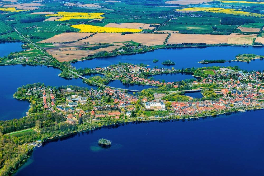 Plön from the bird's eye view: Lakes chain and bank areas of the Ploener lakes in Ploen in the federal state Schleswig-Holstein