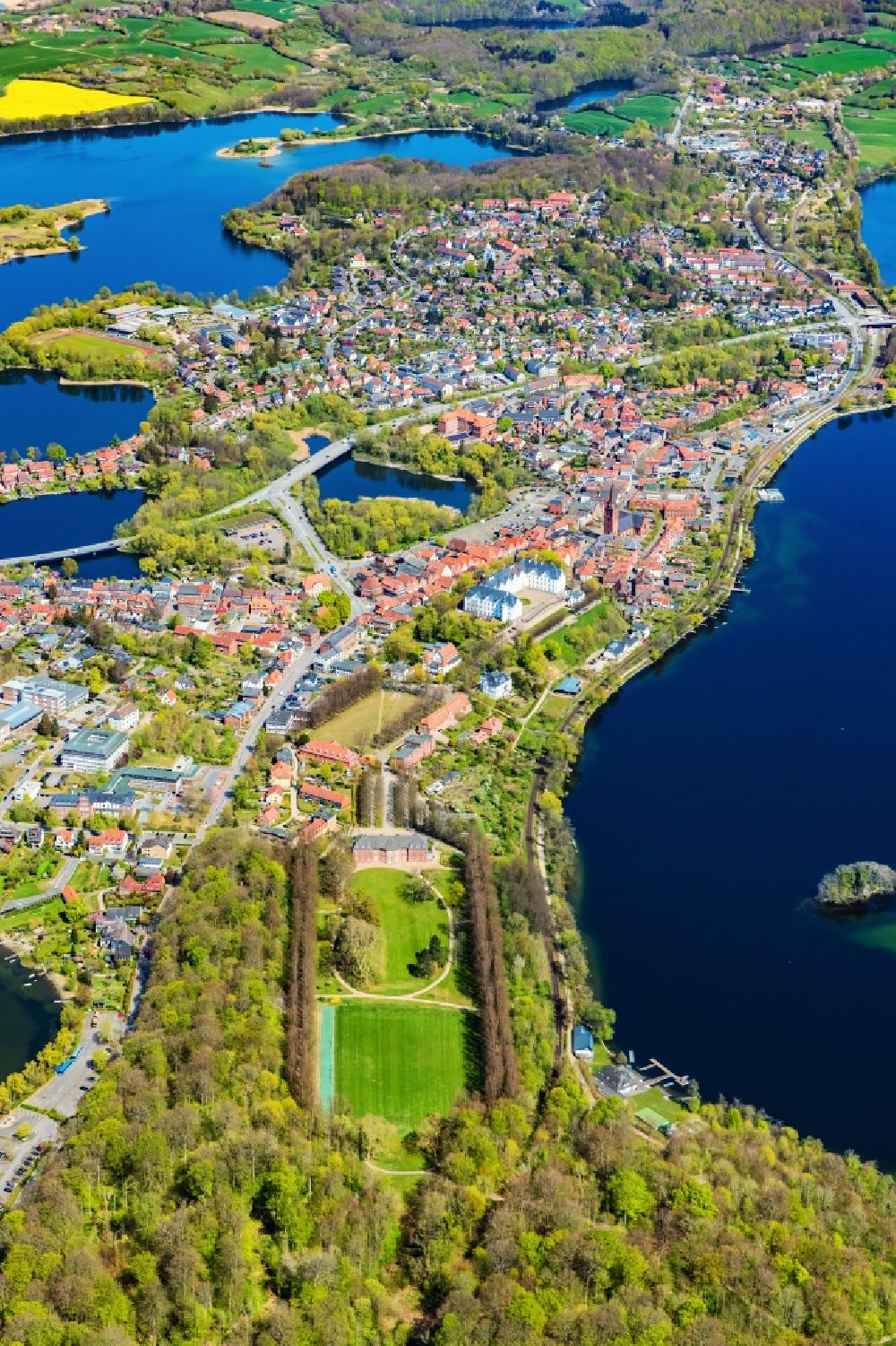 Aerial photograph Plön - Lakes chain and bank areas of the Ploener lakes in Ploen in the federal state Schleswig-Holstein