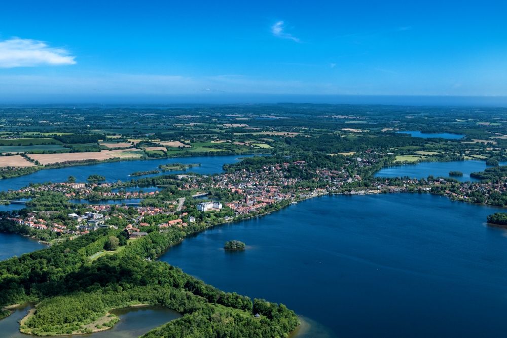 Plön from the bird's eye view: Waterfront landscape on the lake Ploener Sees in Ploen in the Holsteinische Schweiz in the state Schleswig-Holstein, Germany