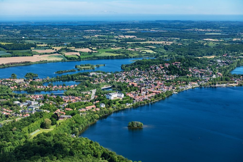 Aerial image Plön - Waterfront landscape on the lake Ploener Sees in Ploen in the Holsteinische Schweiz in the state Schleswig-Holstein, Germany
