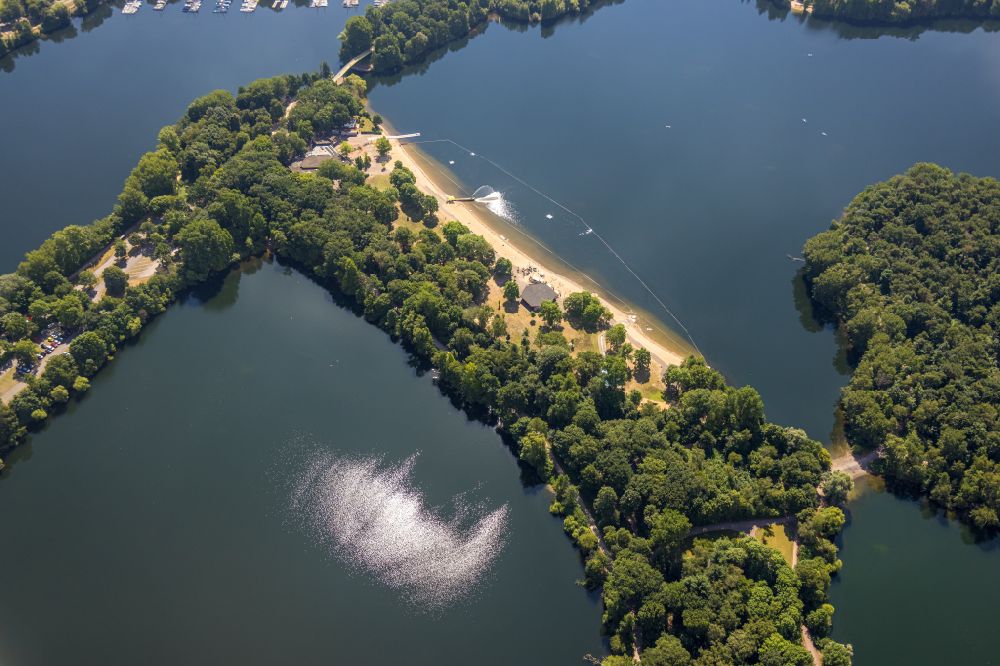 Aerial image Duisburg - waterfront landscape on the lake Sechs-Seen-Platte in the district Wedau in Duisburg at Ruhrgebiet in the state North Rhine-Westphalia, Germany