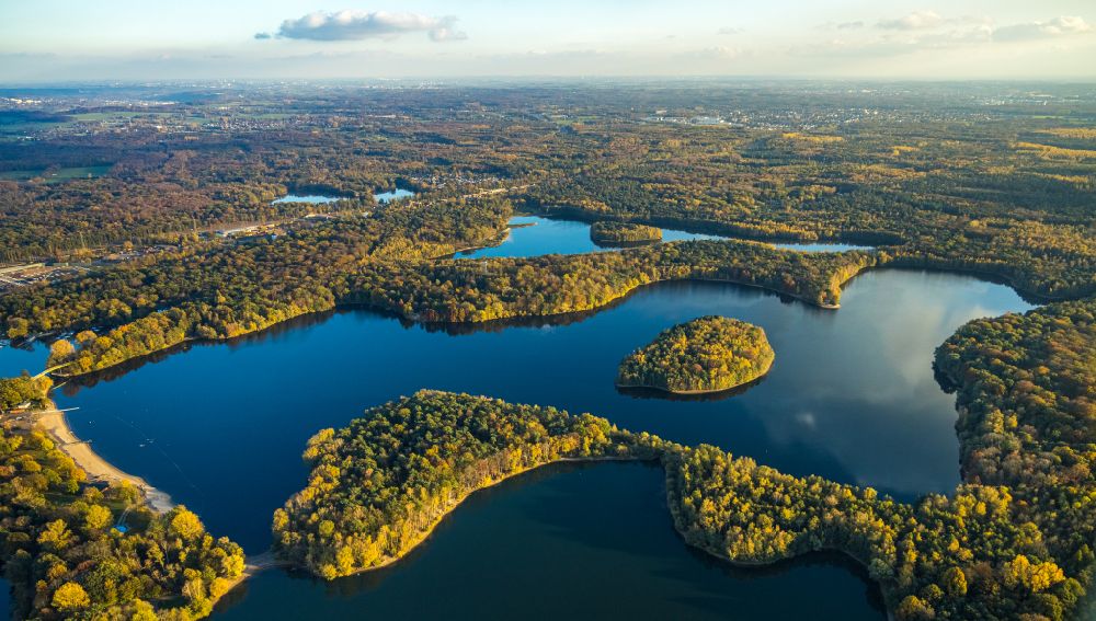 Aerial image Duisburg - waterfront landscape on the lake Sechs-Seen-Platte in the district Wedau in Duisburg at Ruhrgebiet in the state North Rhine-Westphalia, Germany