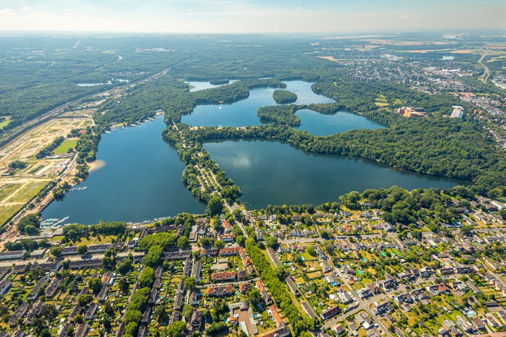 Duisburg from the bird's eye view: Waterfront landscape on the lake Sechs-Seen-Platte in the district Wedau in Duisburg at Ruhrgebiet in the state North Rhine-Westphalia, Germany