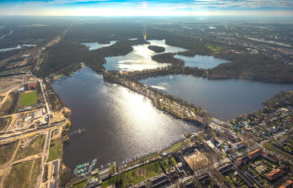 Aerial image Duisburg - Waterfront landscape on the lake Sechs-Seen-Platte in the district Wedau in Duisburg at Ruhrgebiet in the state North Rhine-Westphalia, Germany