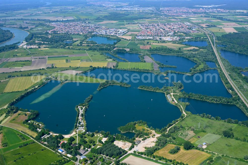 Aerial photograph Oberhausen-Rheinhausen - Waterfront landscape on the lake in Oberhausen-Rheinhausen in the state Baden-Wuerttemberg, Germany
