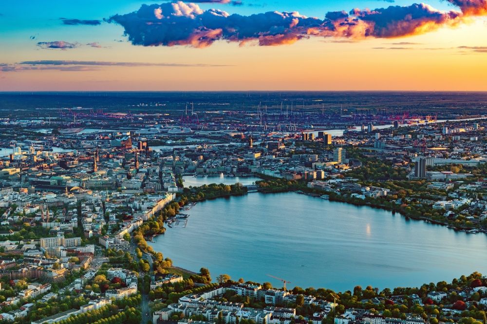 Aerial image Hamburg - Waterfront landscape on the lake Aussenalster - Binnenalster in Hamburg, Germany