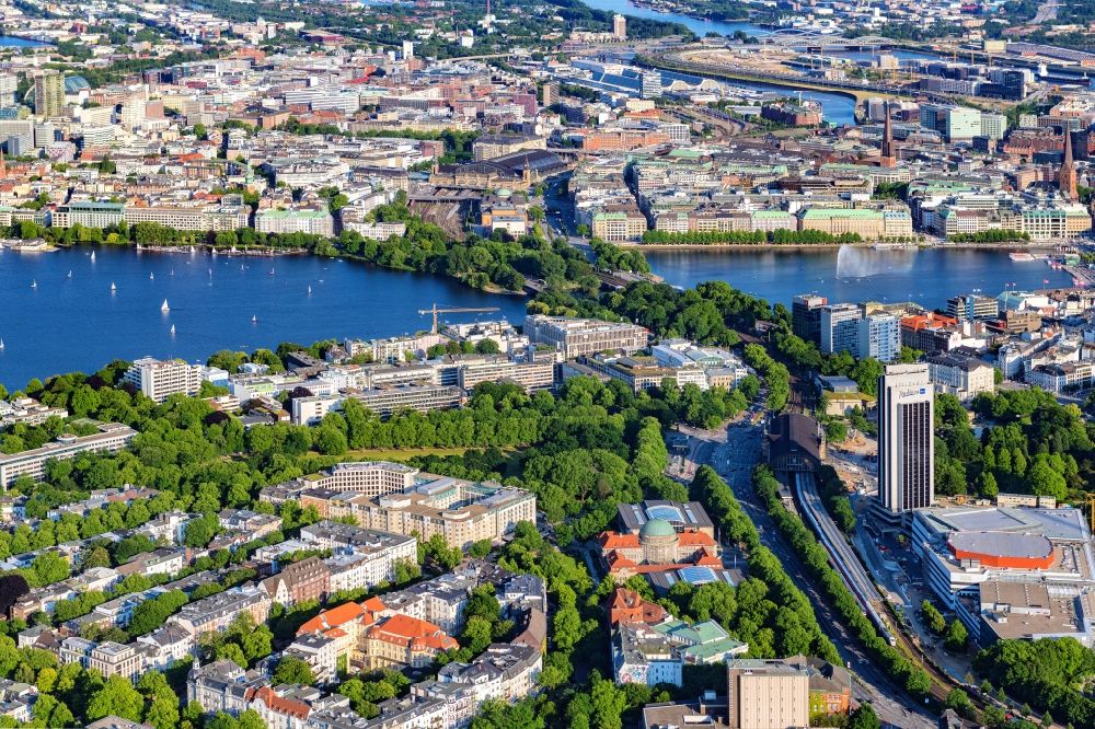 Hamburg from the bird's eye view: Waterfront landscape on the lake Aussenalster - Binnenalster in Hamburg, Germany
