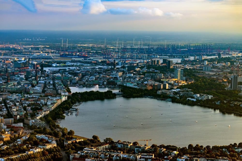 Aerial image Hamburg - Waterfront landscape on the lake Aussenalster - Binnenalster in Hamburg, Germany