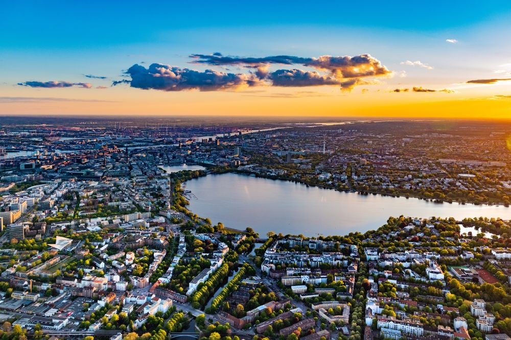 Aerial photograph Hamburg - Waterfront landscape on the lake Aussenalster - Binnenalster in Hamburg, Germany