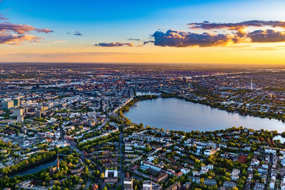 Hamburg from the bird's eye view: Waterfront landscape on the lake Aussenalster - Binnenalster in Hamburg, Germany