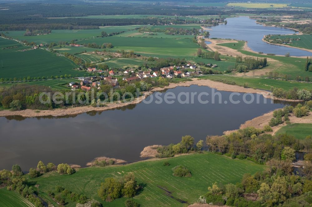 Bagow from the bird's eye view: Waterfront landscape on the lake Beetzsee in Bagow in the state Brandenburg, Germany