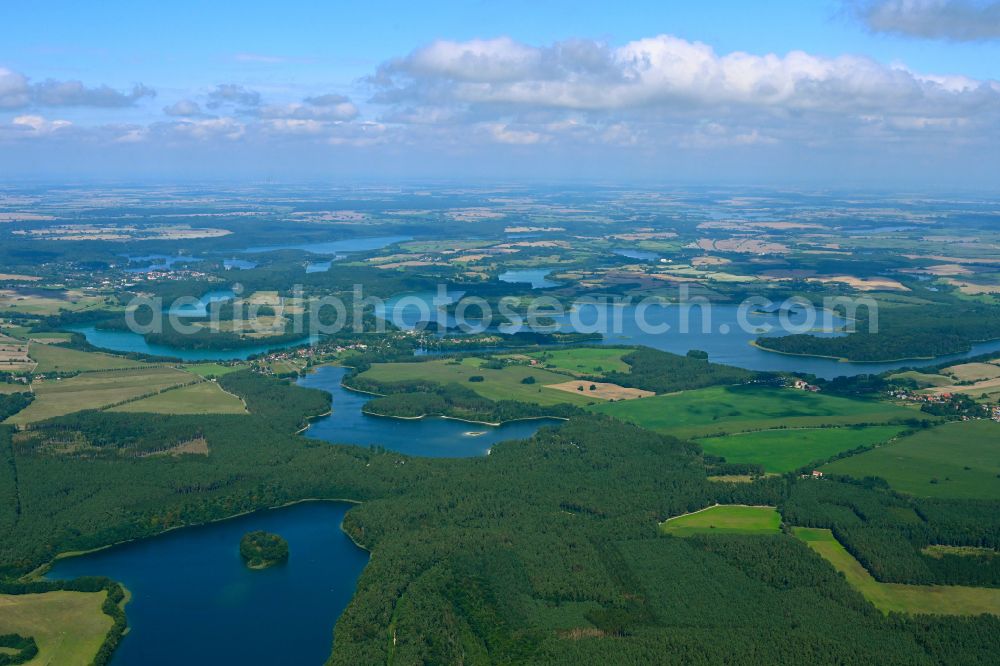 Carvitz from the bird's eye view: Waterfront landscape on the lake Dreetzsee in Carvitz Feldberger Seenlandschaft in the state Mecklenburg - Western Pomerania, Germany