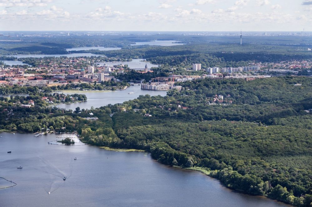 Potsdam from the bird's eye view: Waterfront landscape on the lake on Havel in Potsdam in the state Brandenburg, Germany