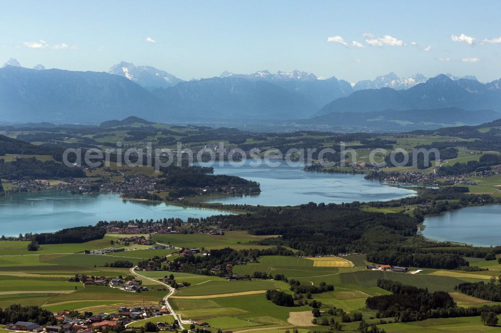 Aerial photograph Aug - Waterfront landscape on the lake Mattsee - Grabensee - Obertrumer See in Aug in Salzburg, Austria
