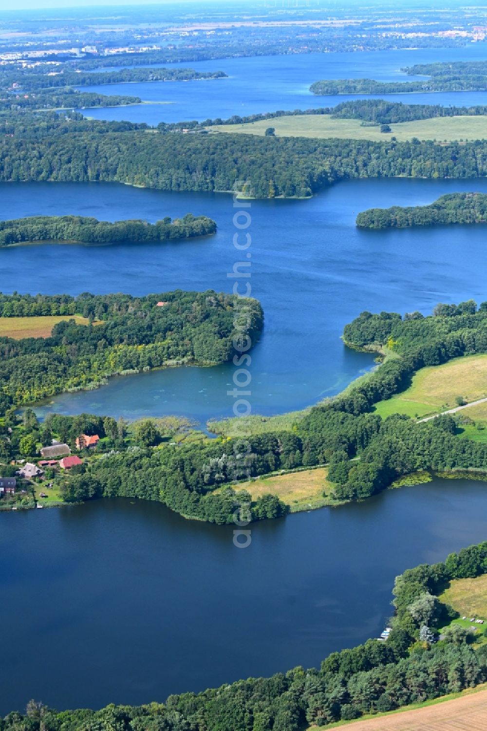 Aerial photograph Pinnow - Waterfront landscape on the lake Pinnower See in Pinnow in the state Mecklenburg - Western Pomerania, Germany