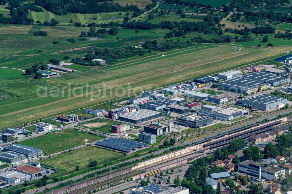 Aerial image Baden-Baden - Gliding field on the airfield of Aero-Club Oos and Gewerbegebiet on Flugfeld in the district Oos in Baden-Baden in the state Baden-Wuerttemberg, Germany