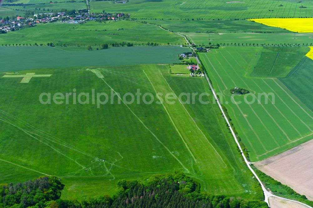Waren from the bird's eye view: Gliding field on the airfield of Flugplatz Waren-Vielist in the district Vielist in Waren in the state Mecklenburg - Western Pomerania, Germany