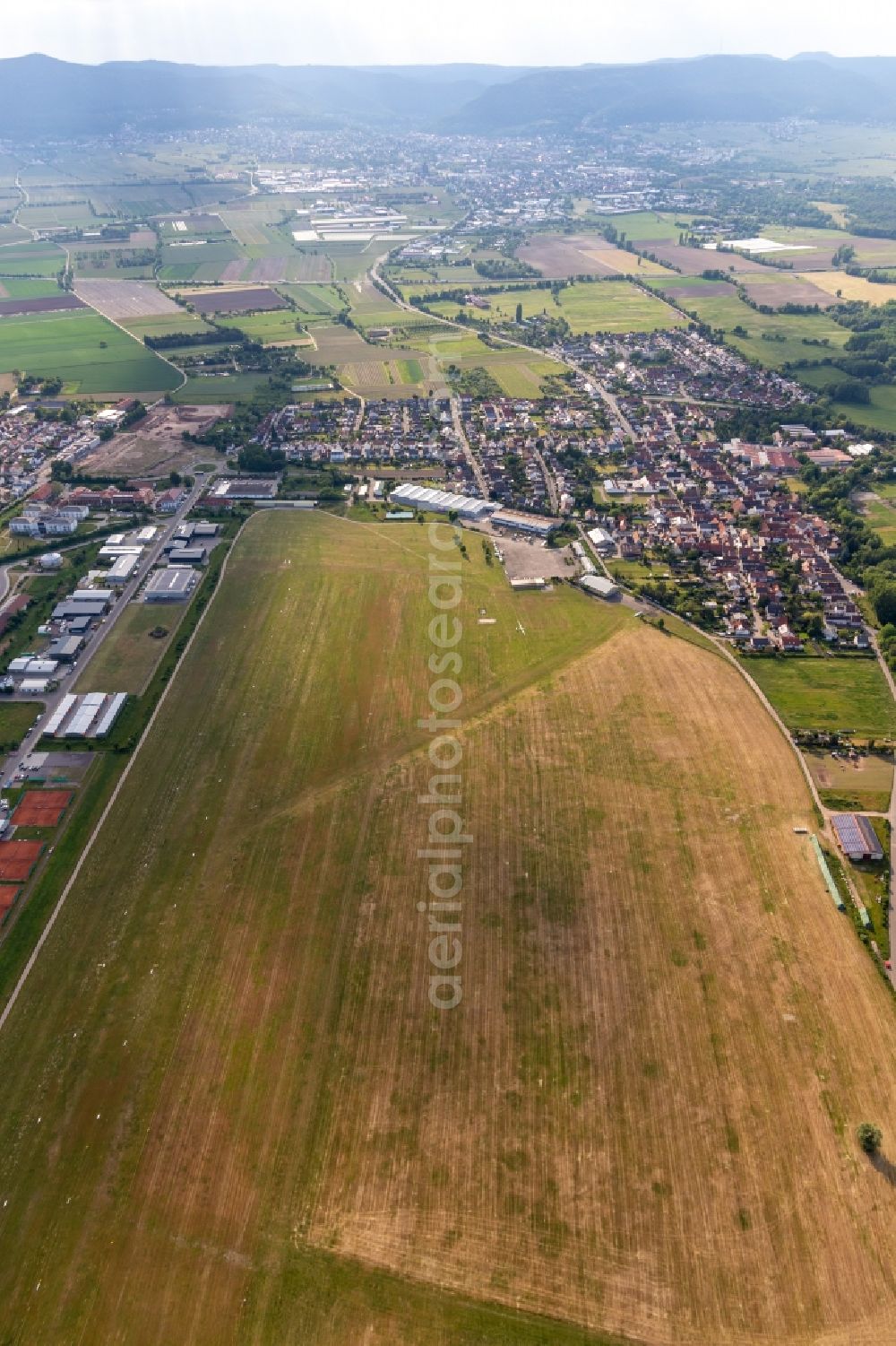 Lachen-Speyerdorf from the bird's eye view: Gliding field on the airfield of of FSV Neustadt in Lachen-Speyerdorf in the state Rhineland-Palatinate, Germany