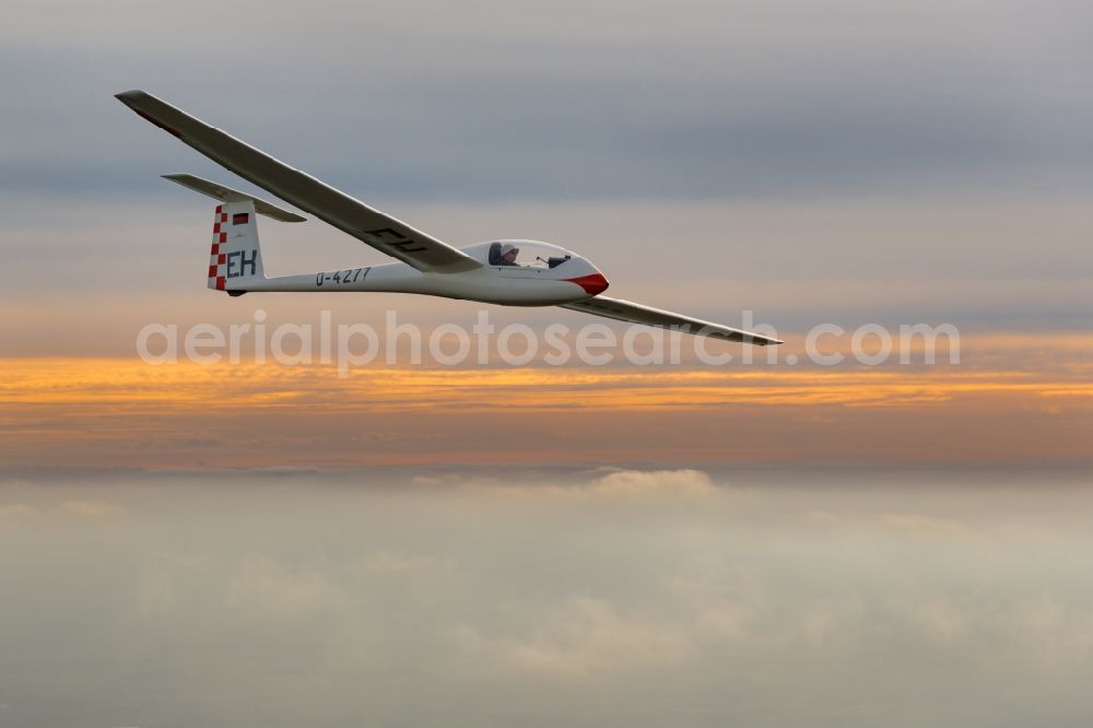 Aerial photograph Düdenbüttel - Glider and sport aircraft Astir D-4277 flying over the airspace in Duedenbuettel in the state Lower Saxony, Germany. This older type is used by many flight clubs in Germany until today to the training of young pilots up to first practice cross country flights