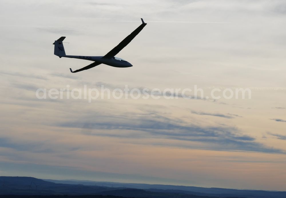 Halle from the bird's eye view: Glider and sport aircraft ASW 24 flying over the airspace in Halle in the state Lower Saxony, Germany