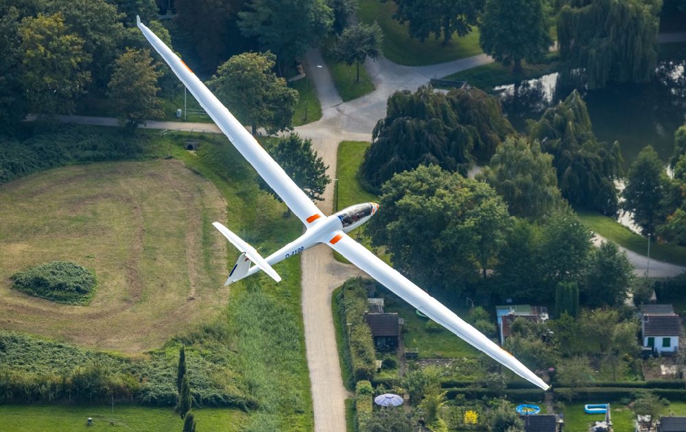 Aerial image Hamm - Glider and sports aircraft Duo Discus high performance two-seater with the registration D-4199 in flight over the airspace in Hamm in the Ruhr area in the state of North Rhine-Westphalia, Germany