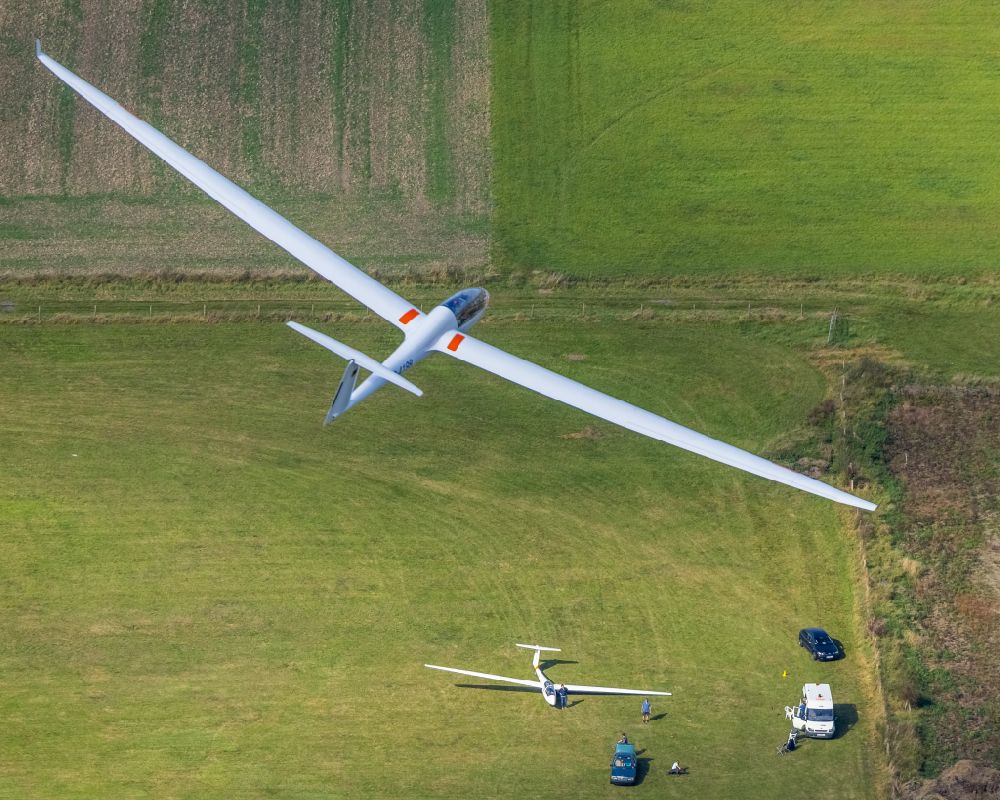 Hamm from above - Glider and sports aircraft Duo Discus high performance two-seater with the registration D-4199 in flight over the airspace in Hamm in the Ruhr area in the state of North Rhine-Westphalia, Germany