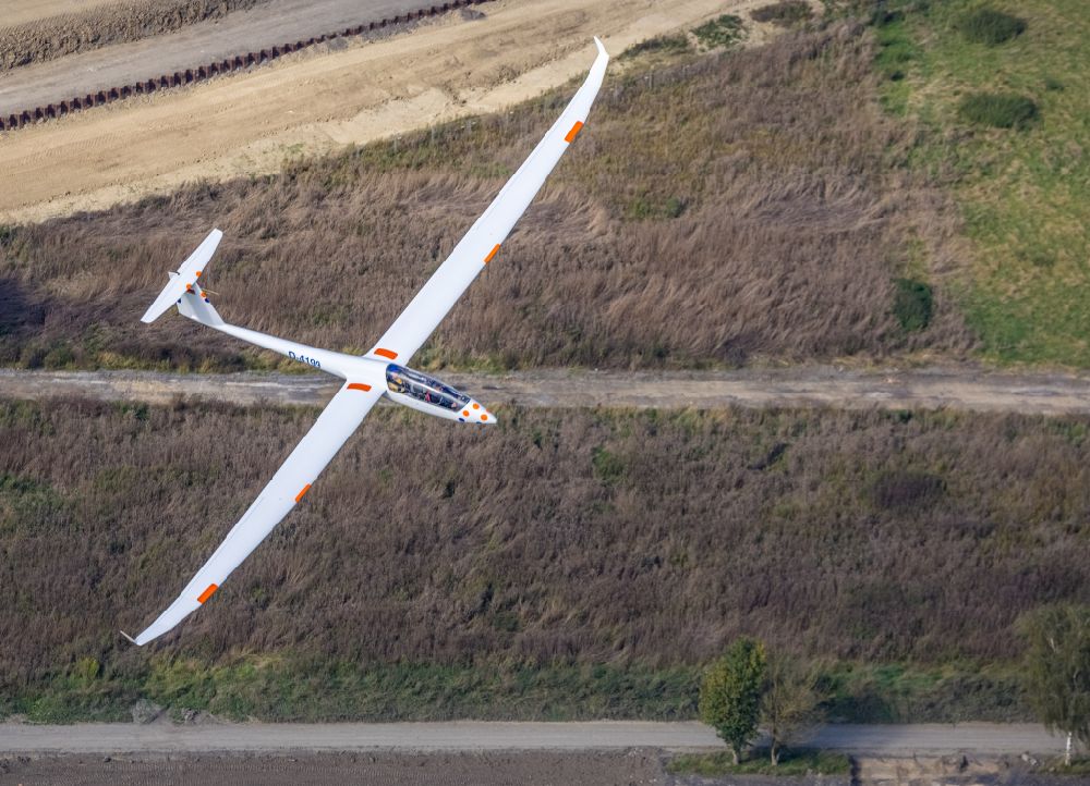 Hamm from the bird's eye view: Glider and sports aircraft Duo Discus high performance two-seater with the registration D-4199 in flight over the airspace in Hamm in the Ruhr area in the state of North Rhine-Westphalia, Germany