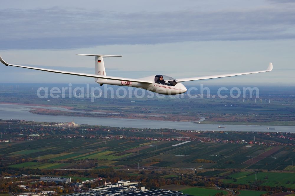 Hollern-Twielenfleth from the bird's eye view: Glider and sport aircraft LS-4 D-4103 flying over the airspace of the river Elbe close to Hollern-Twielenfleth in the state Lower Saxony, Germany