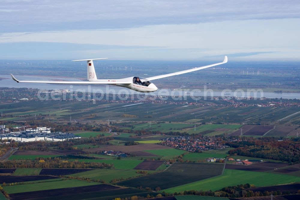 Aerial image Hollern-Twielenfleth - Glider and sport aircraft LS-4 D-4103 flying over the airspace of the river Elbe close to Hollern-Twielenfleth in the state Lower Saxony, Germany