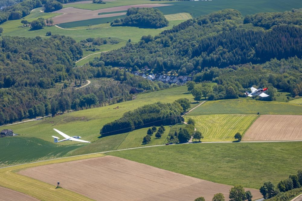 Finnentrop from the bird's eye view: Glider and sport aircraft flying over the airspace in Finnentrop in the state North Rhine-Westphalia, Germany