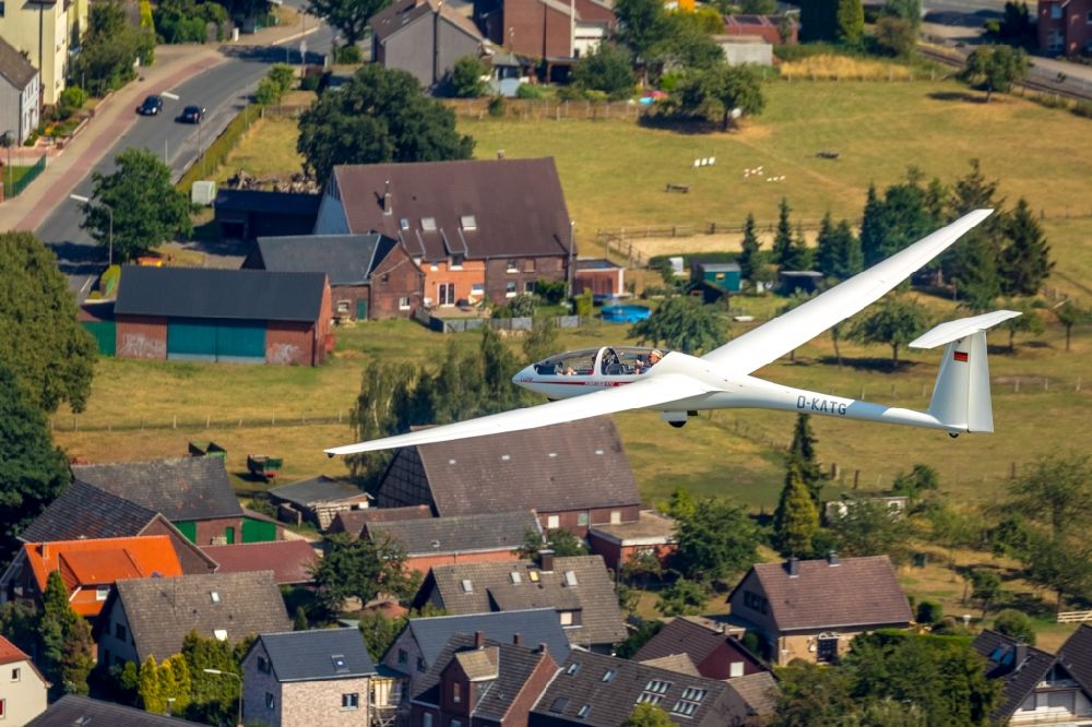 Aerial photograph Hamm - Glider and sport aircraft flying over the airspace in Hamm in the state North Rhine-Westphalia, Germany