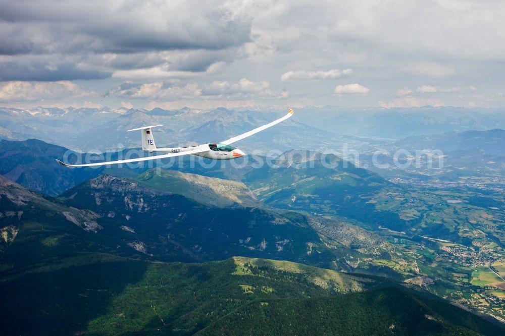 Châteauneuf-d'Ozé from the bird's eye view: Glider and sport aircraft HPH 304 MS Shark D-KETE flying over the airspace in Chateauneuf-d'Oze in Provence-Alpes-Cote d'Azur, France