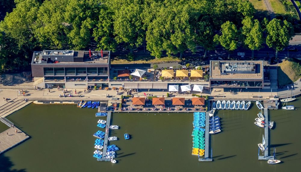 Münster from above - Sailboat with docks for pedal boats on the famous promenade of the Annette-Allee with restaurants and catering buildings on Annette-Allee at Aasee in the harbor in the district Pluggendorf in Muenster in the state North Rhine-Westphalia, Germany