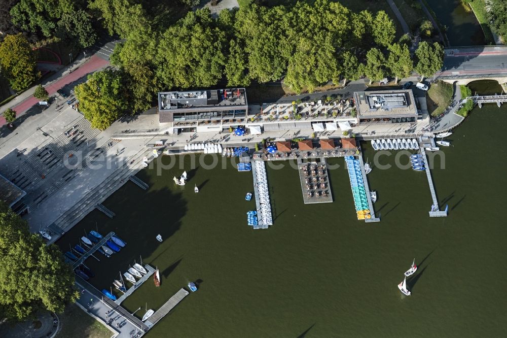 Aerial image Münster - Sailboat with docks for pedal boats on the famous promenade of the Annette-Allee with restaurants and catering buildings on Annette-Allee at Aasee in the harbor in the district Pluggendorf in Muenster in the state North Rhine-Westphalia, Germany