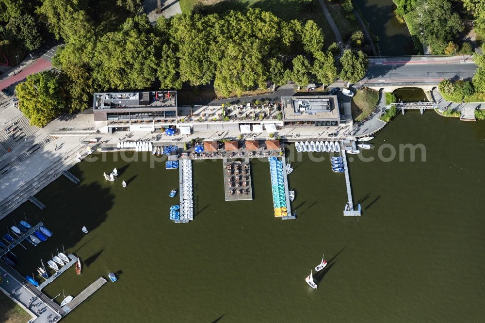 Aerial photograph Münster - Sailboat with docks for pedal boats on the famous promenade of the Annette-Allee with restaurants and catering buildings on Annette-Allee at Aasee in the harbor in the district Pluggendorf in Muenster in the state North Rhine-Westphalia, Germany