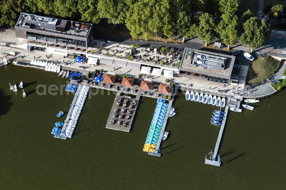 Münster from above - Sailboat with docks for pedal boats on the famous promenade of the Annette-Allee with restaurants and catering buildings on Annette-Allee at Aasee in the harbor in the district Pluggendorf in Muenster in the state North Rhine-Westphalia, Germany