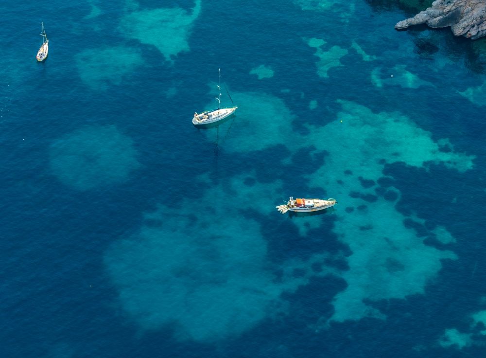 Aerial photograph Cala Fornells - Sailboat under way in the bay Cala Fornells overlooking the hotel complexes of Hotel Cala Fornells and Hotel Coronado Thalasso & Spa along the Carretera de Cala Fornells in Cala Fornells in Balearic island of Mallorca, Spain