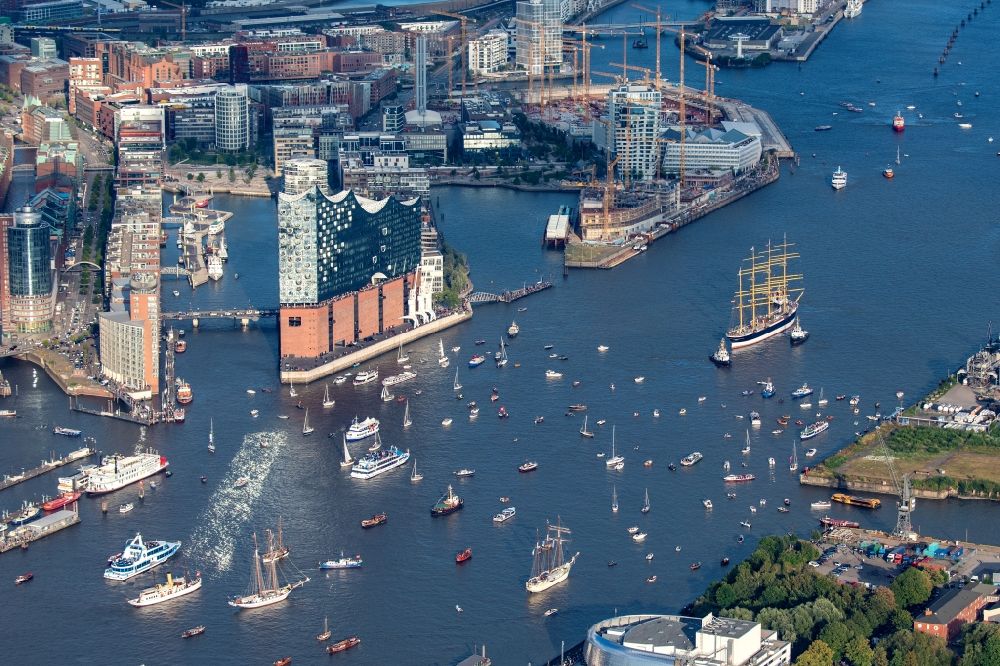 Hamburg from the bird's eye view: Sailboat under way of a