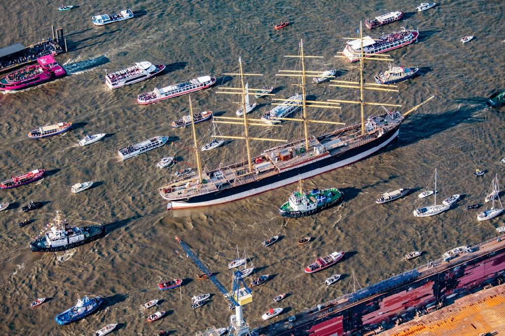 Hamburg from the bird's eye view: Sailing ship and four-masted barque a