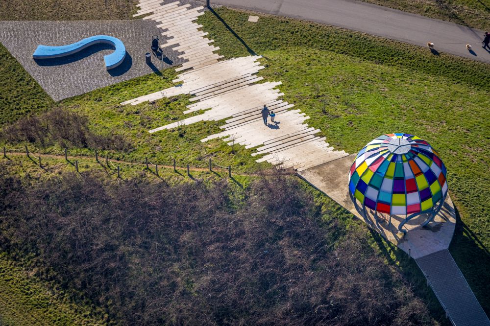 Aerial photograph Selm - Tourist attraction and place of interest colorful glass dome on the Rodelberg in the Auenpark in Selm in the state North Rhine-Westphalia, Germany