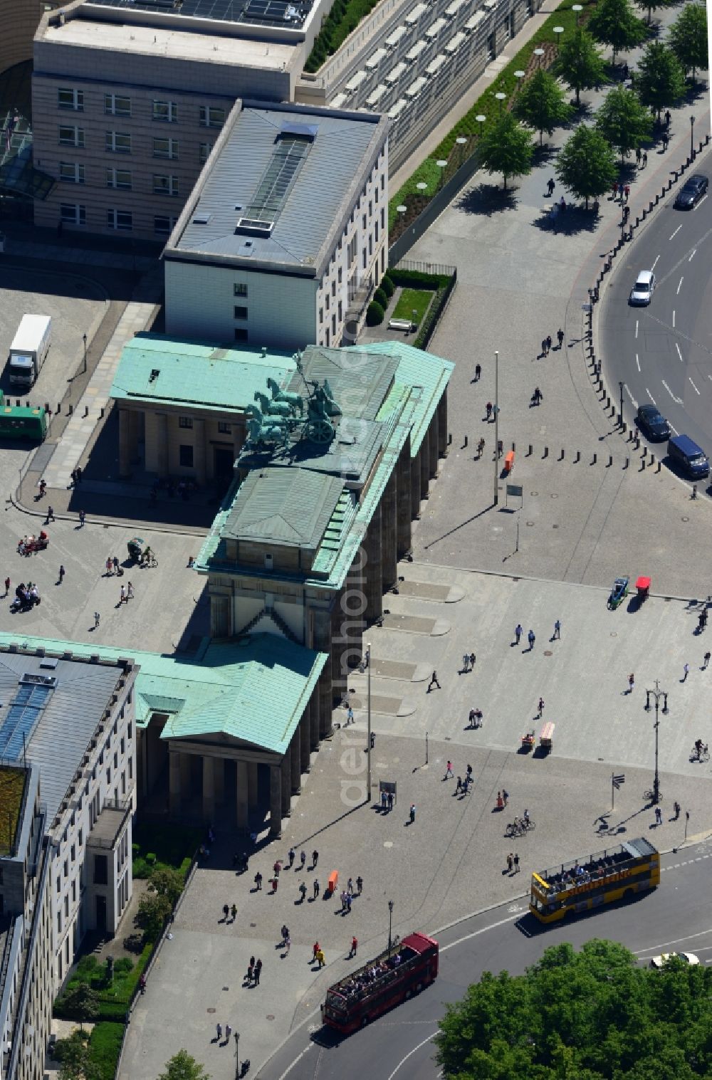 Berlin from the bird's eye view: View of the Brandenburg Gate at the Pariser Platz in Berlin