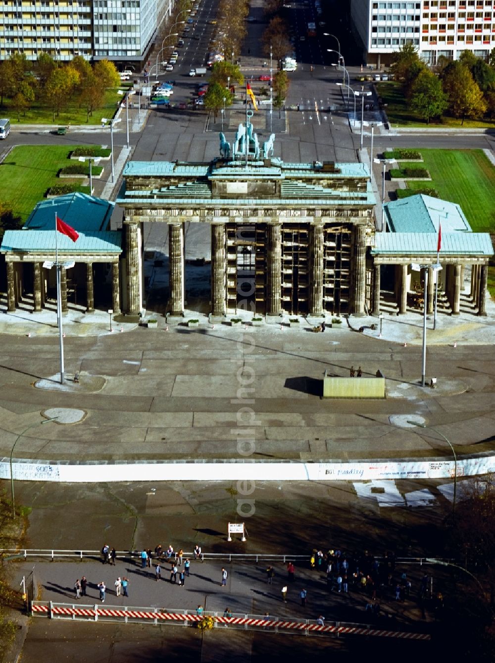 Aerial photograph Berlin - View of the Brandenburg Gate at the Pariser Platz in Berlin