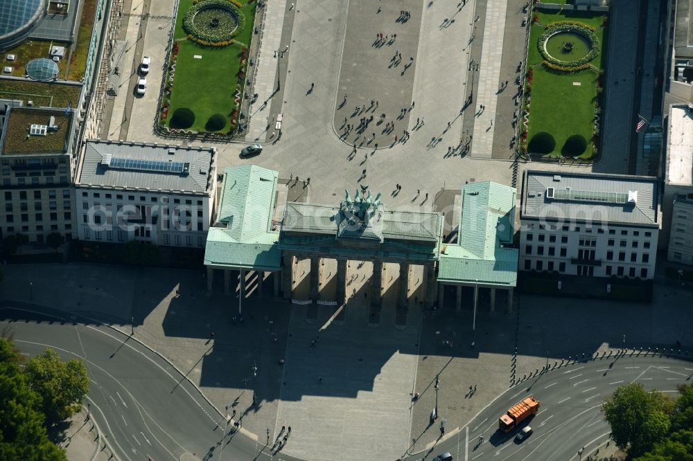 Berlin from the bird's eye view: View of the Brandenburg Gate at the Pariser Platz in Berlin