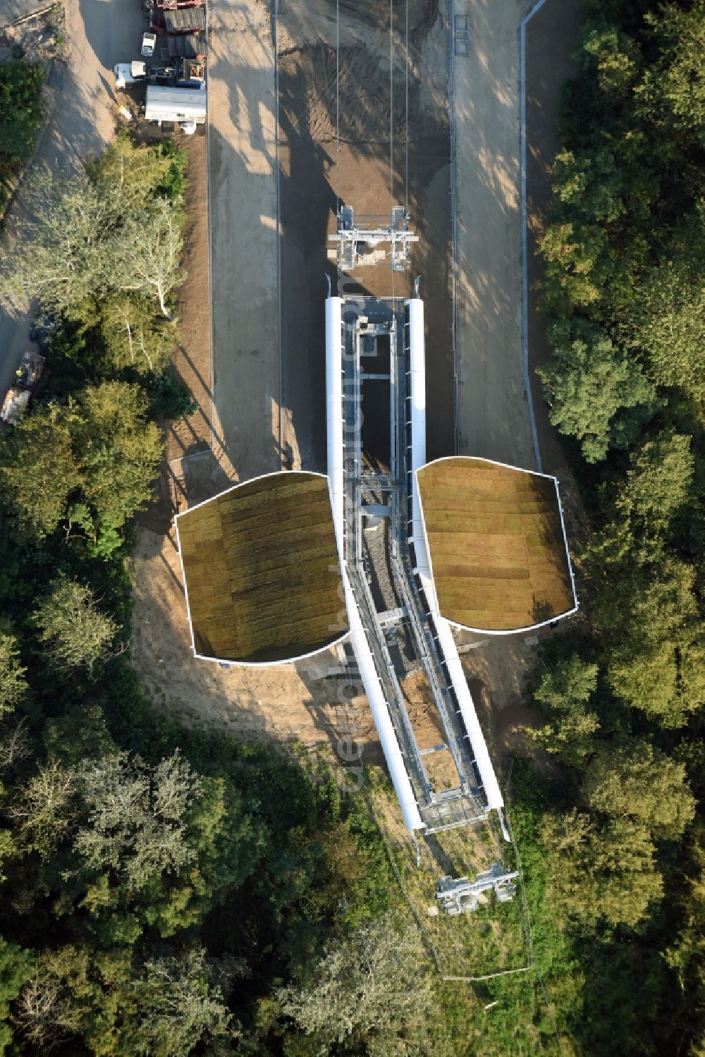 Aerial photograph Berlin - Cable car station and construction works on Kienberg hill on the premises of the IGA 2017 in the district of Marzahn-Hellersdorf in Berlin, Germany. The station and stop is part of a panoramic cable car route connecting the western and eastern entrance of the IGA garden show premises