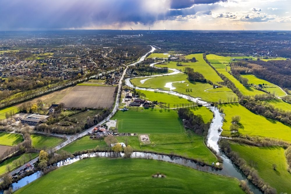 Hamm from the bird's eye view: Meandering, serpentine curve of river Lippe in the field landscape along the Lippestrasse in the district Heessen in Hamm at Ruhrgebiet in the state North Rhine-Westphalia, Germany