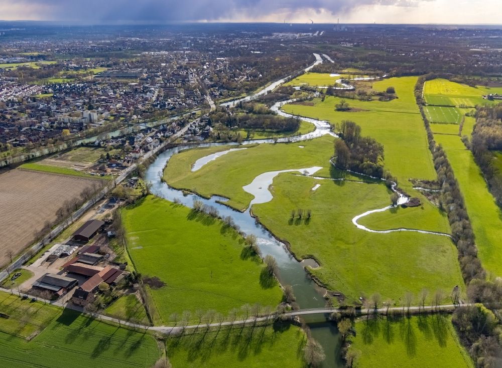 Aerial image Hamm - Meandering, serpentine curve of river Lippe in the field landscape along the Lippestrasse in the district Heessen in Hamm at Ruhrgebiet in the state North Rhine-Westphalia, Germany