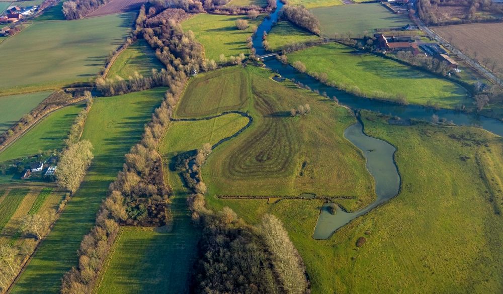 Aerial image Hamm - Meandering, serpentine curve of river Lippe in the field landscape along the Lippestrasse in the district Heessen in Hamm at Ruhrgebiet in the state North Rhine-Westphalia, Germany