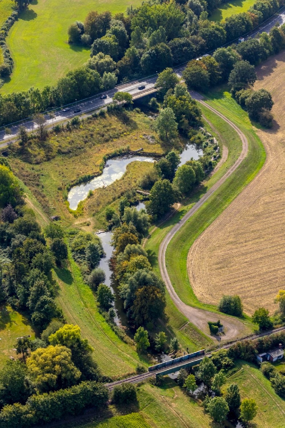 Hamm from above - Meandering, serpentine curve of a river of Ahse with a connected pond in Hamm in the state North Rhine-Westphalia, Germany