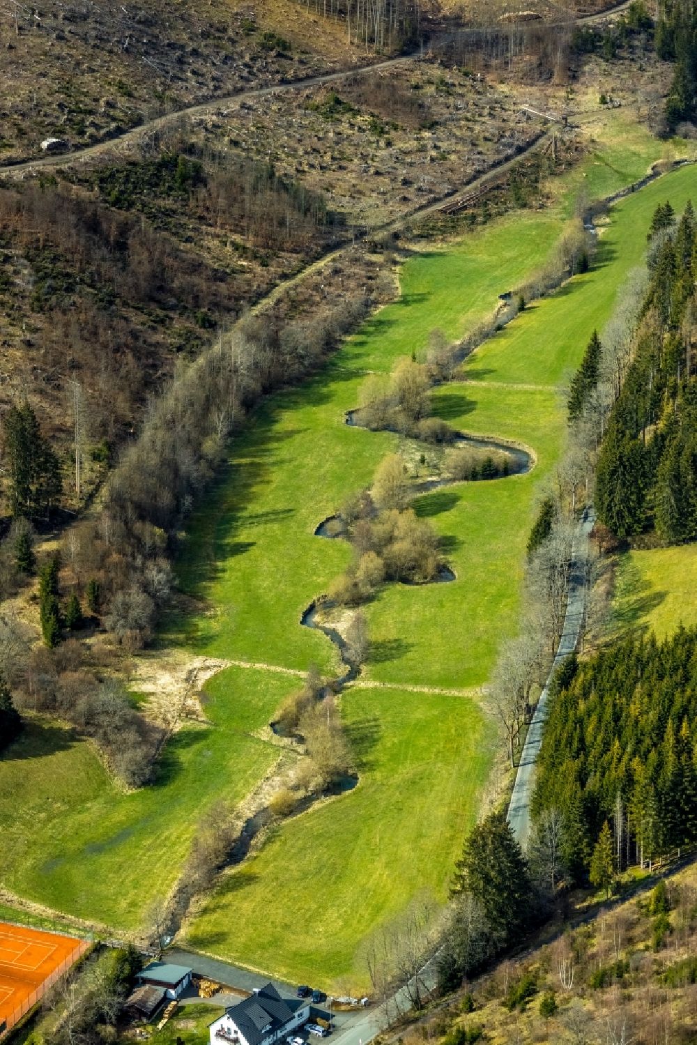 Aerial image Bad Berleburg - Meandering, serpentine curve of a river of Lause entlang des Homrighaeuser Weg in Bad Berleburg in the state North Rhine-Westphalia, Germany