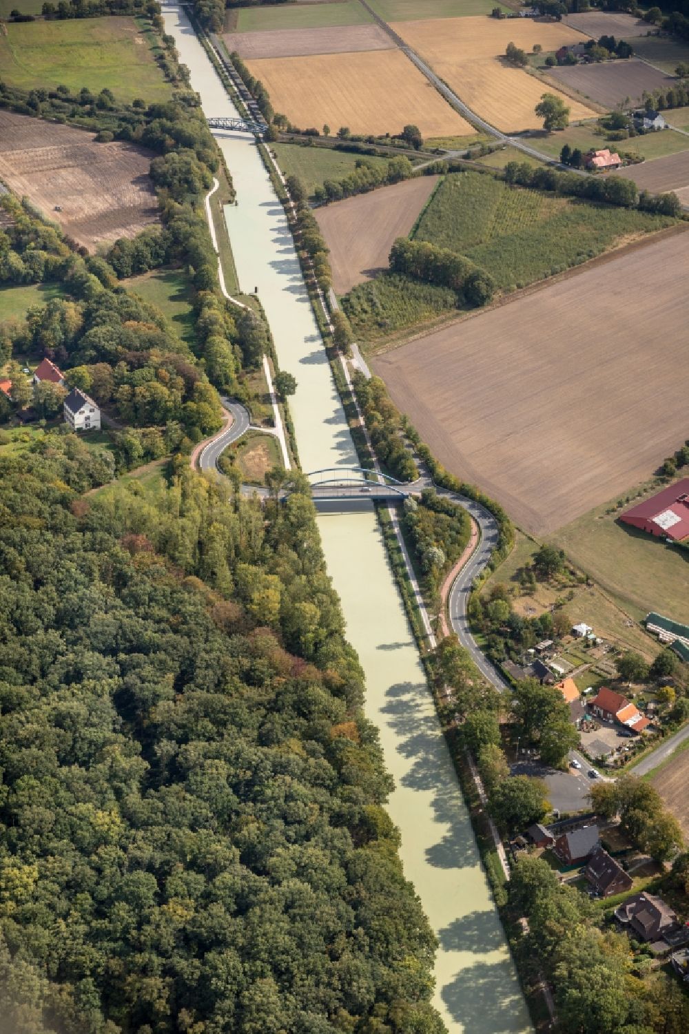 Hamm from above - Serpentine-shaped curve of a road guide Alter Uentroper Weg in Hamm in the state North Rhine-Westphalia, Germany